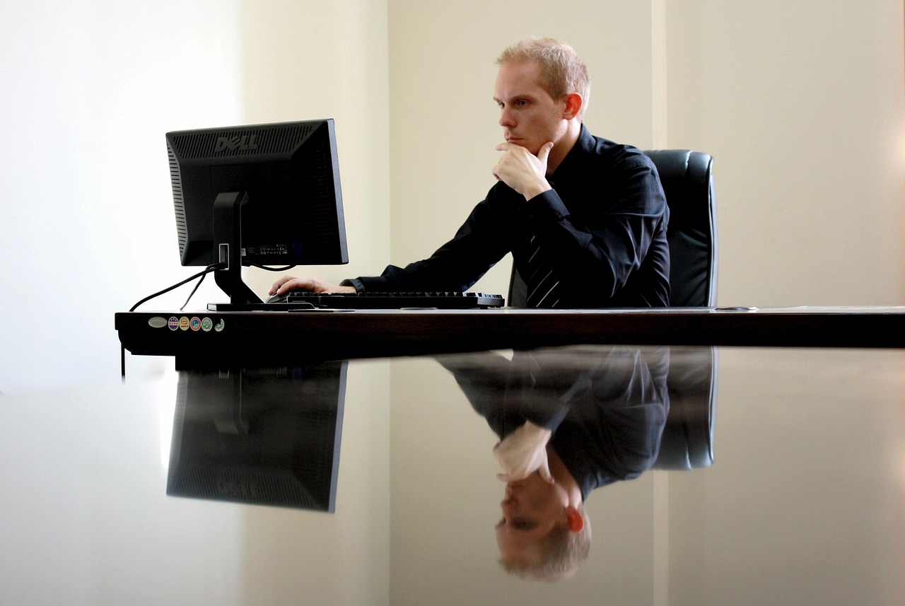 Jak ušetřit na home office a pracovním koutku doma — židle, monitory a doplňky bez zbytečných výdajů