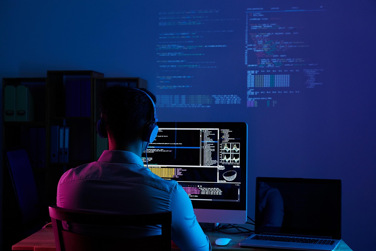 Jak ušetřit na hostingu, doménách a softwaru — digitální služby bez zbytečných plateb navíc